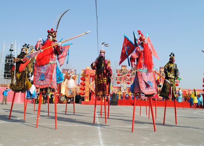 十,踩高跷踩高跷,也是春节期间的一项娱乐活动,历史悠久,在《列子.